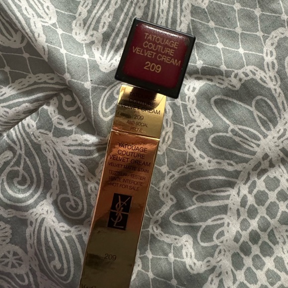 Yves Saint Laurent - TATOUAGE COUTURE VELVET CREAM - 209 anti-social prune - Picture 3 of 7